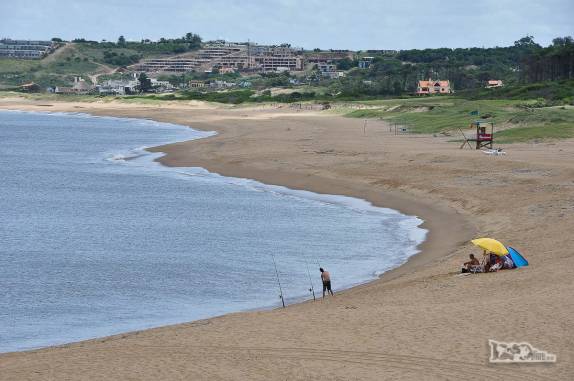 Praia tranquila nas cercanias de Punta del Este, no litoral do Uruguai